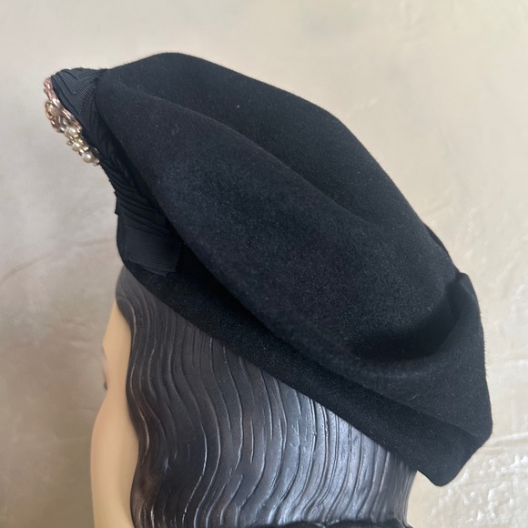 FASHIONABLE 1940s\' BLACK FELT INTRICATELY FOLDED BERET + GROSGRAIN TRIM + BROOCH main image 6